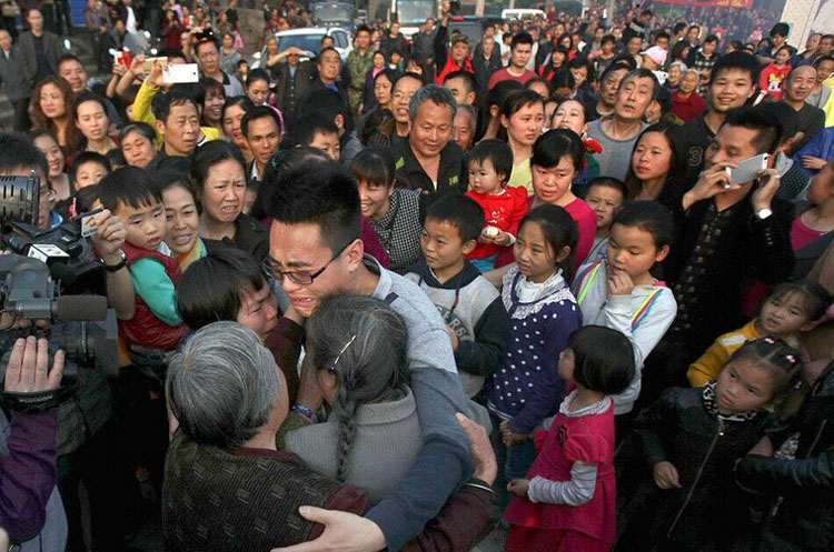 安庆4岁男孩被拐 26年后母子终团聚感动全村 
